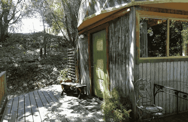 Cabane sous forme de champignon. Logement Airbnb le plus populaire